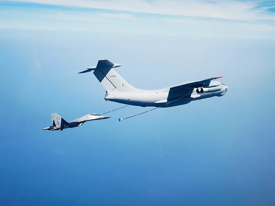 Sukhoi Su-30MKI Multirole Fighter Aircraft In Detailed Overview 6 Sukhoi Su-30MKI doing in flight refuelling from Ilyushin Il-78 of Indian Air Force during Konkan Shakti